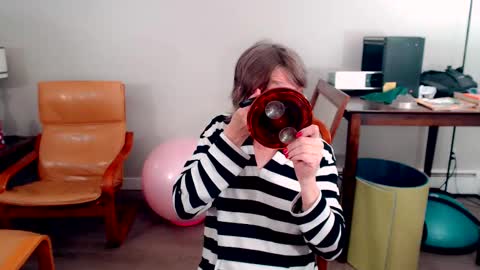 Snapshot of melhoho chatting on 12.14.25 Snow Hobot online show from 12.14.25