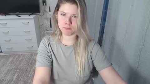 Melissa  Ray online show from 02.04.25