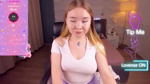 Snapshot of mellisa_nets chatting on 10.31.25 Mellisa online show from 10.31.25