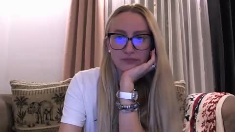 Melly online show from 11.08.25