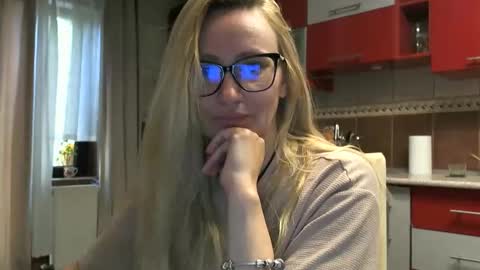 Snapshot of melly_rosey chatting on 05.18.26 Melly online show from 05.18.26