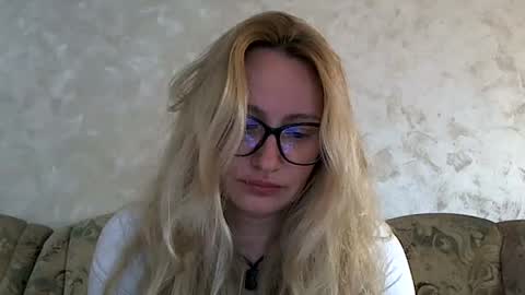 Snapshot of melly_rosey chatting on 06.16.26 Melly online show from 06.16.26
