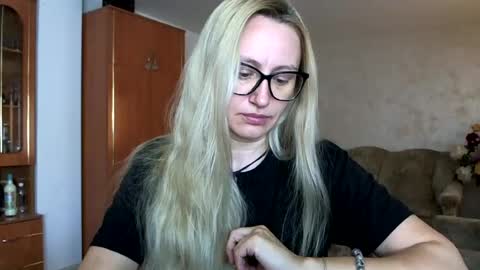 Snapshot of melly_rosey chatting on 06.25.26 Melly online show from 06.25.26