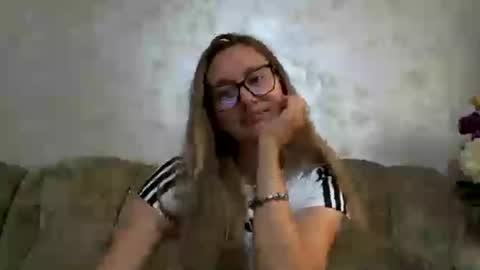 Snapshot of melly_rosey chatting on 07.25.26 Melly online show from 07.25.26