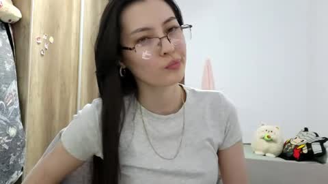 Snapshot of melodeehayden chatting on 05.16.26 Nika online show from 05.16.26