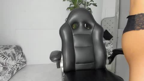 Snapshot of melodi_20 chatting on 11.23.25 Melodi online show from 11.23.25