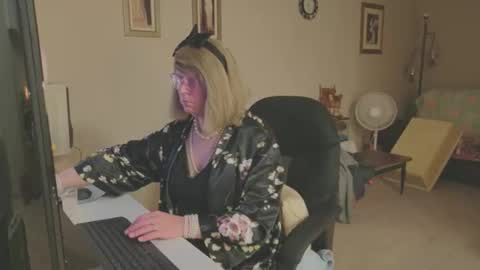 Snapshot of melodyredux_62 chatting on 11.29.25 Melody online show from 11.29.25