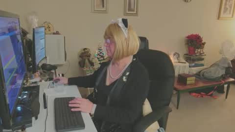 Snapshot of melodyredux_62 chatting on 12.19.25 Melody online show from 12.19.25