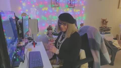 Snapshot of melodyredux_62 chatting on 12.21.25 Melody online show from 12.21.25