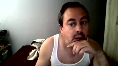 Snapshot of men_thin chatting on 10.26.25 Travieso online show from 10.26.25