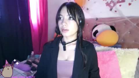 Snapshot of mena_hicks chatting on 10.05.25 Heart online show from 10.05.25