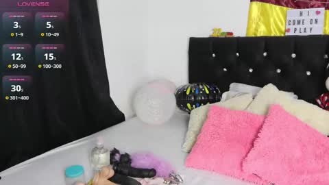 Snapshot of mena_hicks chatting on 02.18.26 Heart online show from 02.18.26