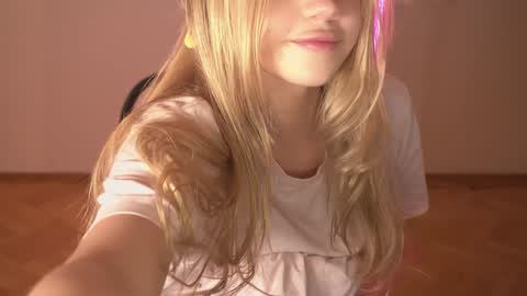 Snapshot of mermaids_ chatting on 01.12.25 Lara OFFLINE online show from 01.12.25