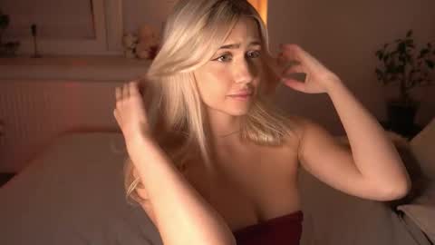 Snapshot of mermaids_ chatting on 12.18.25 Lara OFFLINE online show from 12.18.25