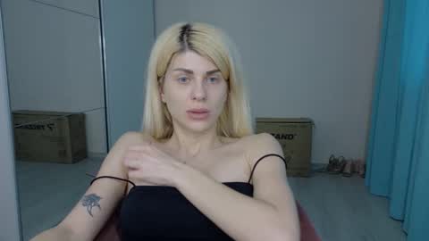 Snapshot of mia_angel chatting on 05.22.26 mia_angel online show from 05.22.26