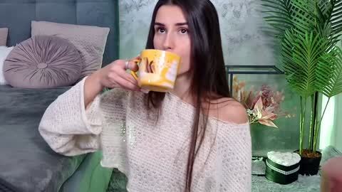 Freya Allen online show from 12.12.24