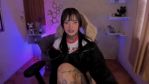 Mia online show from 11.14.25