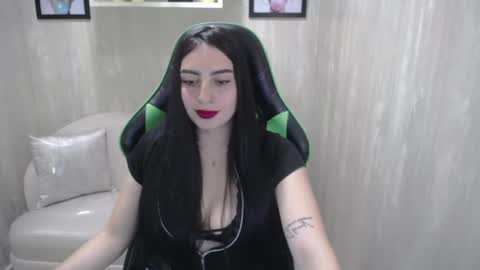 Snapshot of mia_desire_a chatting on 07.30.26 Mia online show from 07.30.26