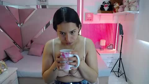 Snapshot of mia_garcia28 chatting on 06.19.26 mia_garcia28 online show from 06.19.26