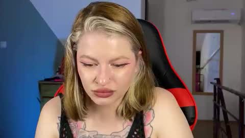 Snapshot of mia_kamp chatting on 09.19.25 Mia online show from 09.19.25