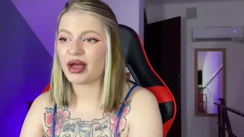 Snapshot of mia_kamp chatting on 09.21.25 Mia online show from 09.21.25