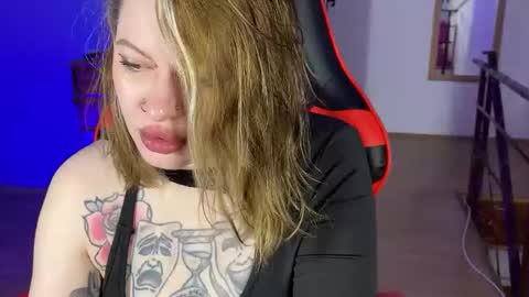 Snapshot of mia_kamp chatting on 10.04.25 Mia online show from 10.04.25