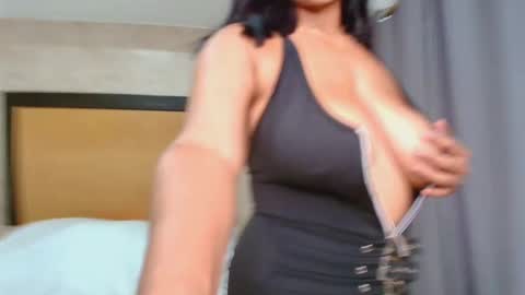 Snapshot of mia_lopez52 chatting on 09.18.25 MIALOPEZ . Y . online show from 09.18.25