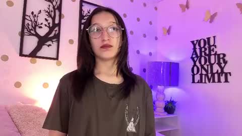 Snapshot of mia_luna0 chatting on 06.18.26 Mia online show from 06.18.26