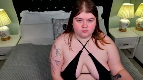 Sweet Mia online show from 11.30.25