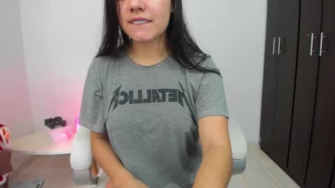 Snapshot of mia_rise chatting on 01.08.25 Mia online show from 01.08.25