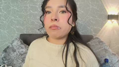 Mia Roux online show from 01.05.25