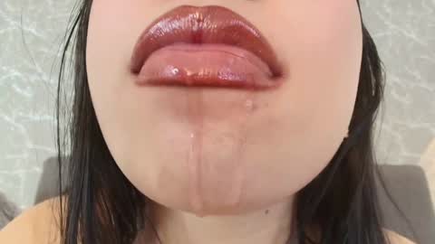 Mia Roux online show from 01.06.25