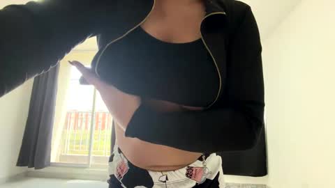 Mia Roux online show from 10.06.25