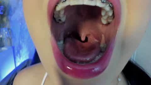 Mia Roux online show from 11.04.25