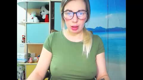 Snapshot of mia_sunnyy chatting on 11.21.25 Mia. online show from 11.21.25