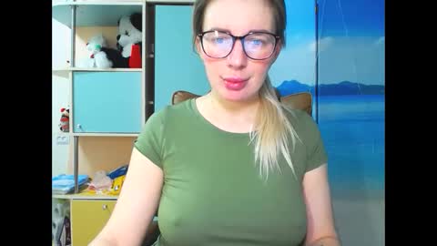 Snapshot of mia_sunnyy chatting on 11.28.25 Mia. online show from 11.28.25