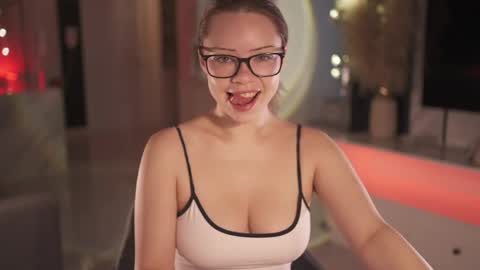 Snapshot of mia_vixen_ chatting on 05.19.26 VixenMia online show from 05.19.26