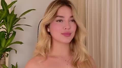 Mia White  online show from 07.09.26