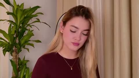 Mia White  online show from 07.23.26