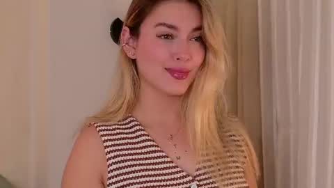 Mia White  online show from 07.29.26