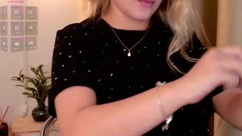 Mia White  online show from 08.03.26