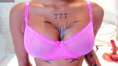 Snapshot of miaa_roldan chatting on 02.04.25 Miaa online show from 02.04.25