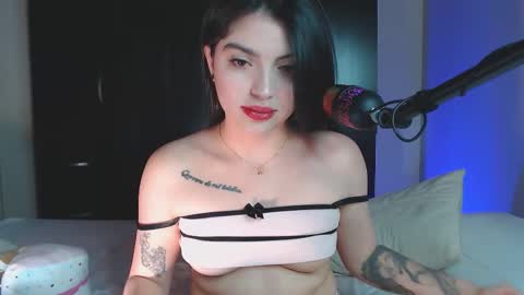 Snapshot of miaabroown chatting on 09.22.25 Mia  online show from 09.22.25