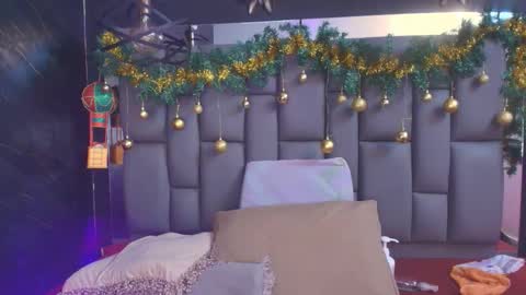 Mia online show from 12.20.25