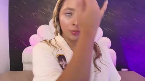 Mia online show from 08.04.26