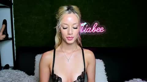 MiaBeeX online show from 07.29.26