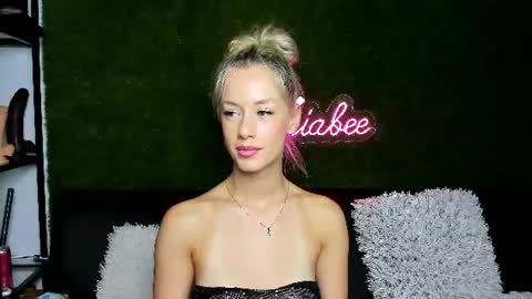 MiaBeeX online show from 08.03.26