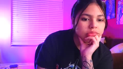 Snapshot of miacanela_xo chatting on 12.08.24 Mia online show from 12.08.24