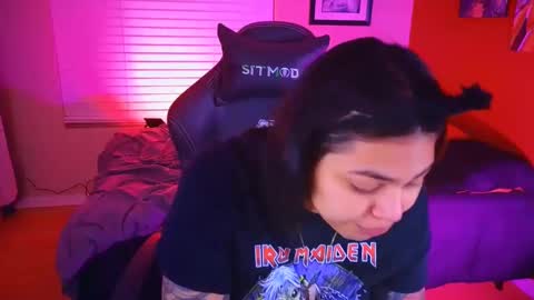 Snapshot of miacanela_xo chatting on 12.31.24 Mia online show from 12.31.24