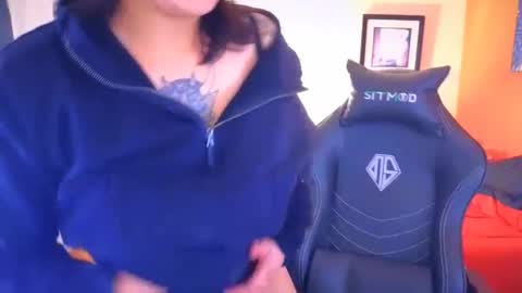 Snapshot of miacanela_xo chatting on 01.11.25 Mia online show from 01.11.25